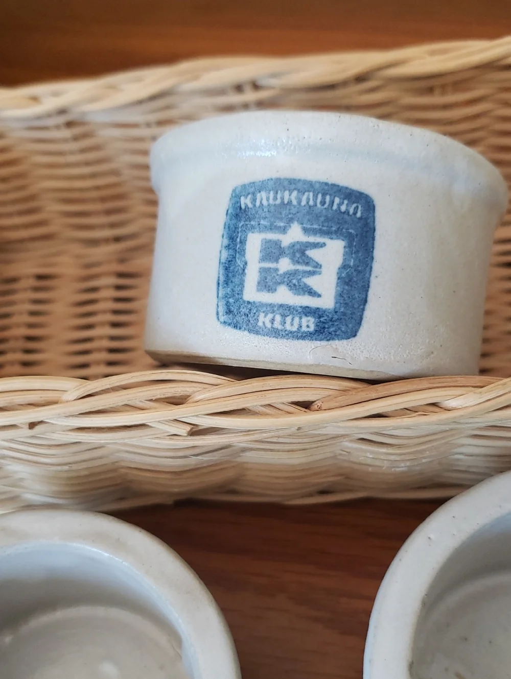 Vtg Kaukauna Klub Mini  Ceramic Crocks (3) In Wicker Basket